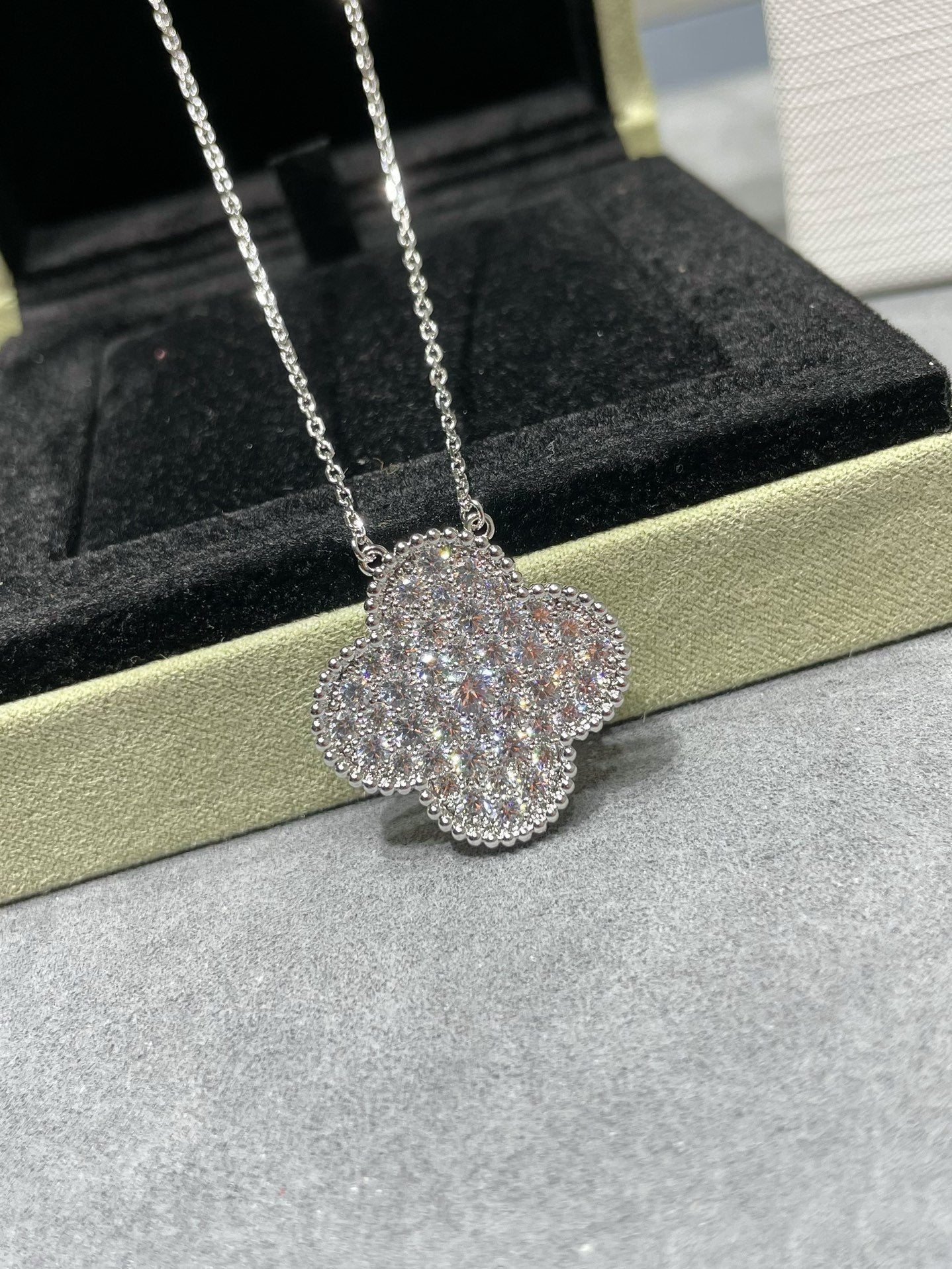 [Regal Jewels]CLOVER 25MM LARGE PENDANT DIAMOND PAVED SILVER NECKLACE