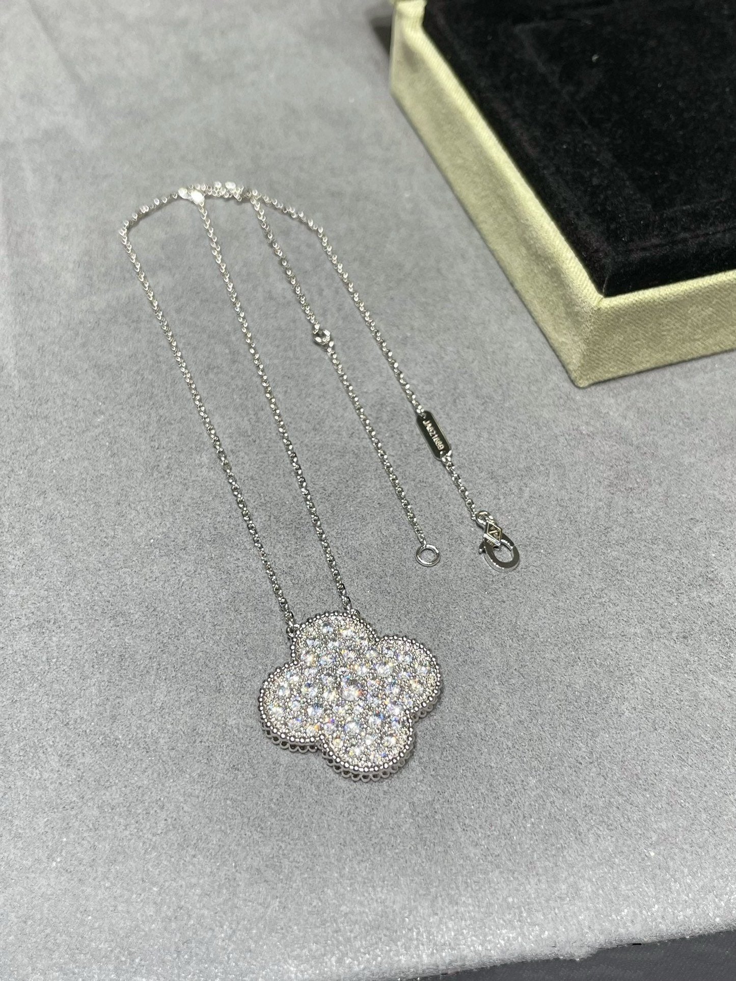 [Regal Jewels]CLOVER 25MM LARGE PENDANT DIAMOND PAVED SILVER NECKLACE