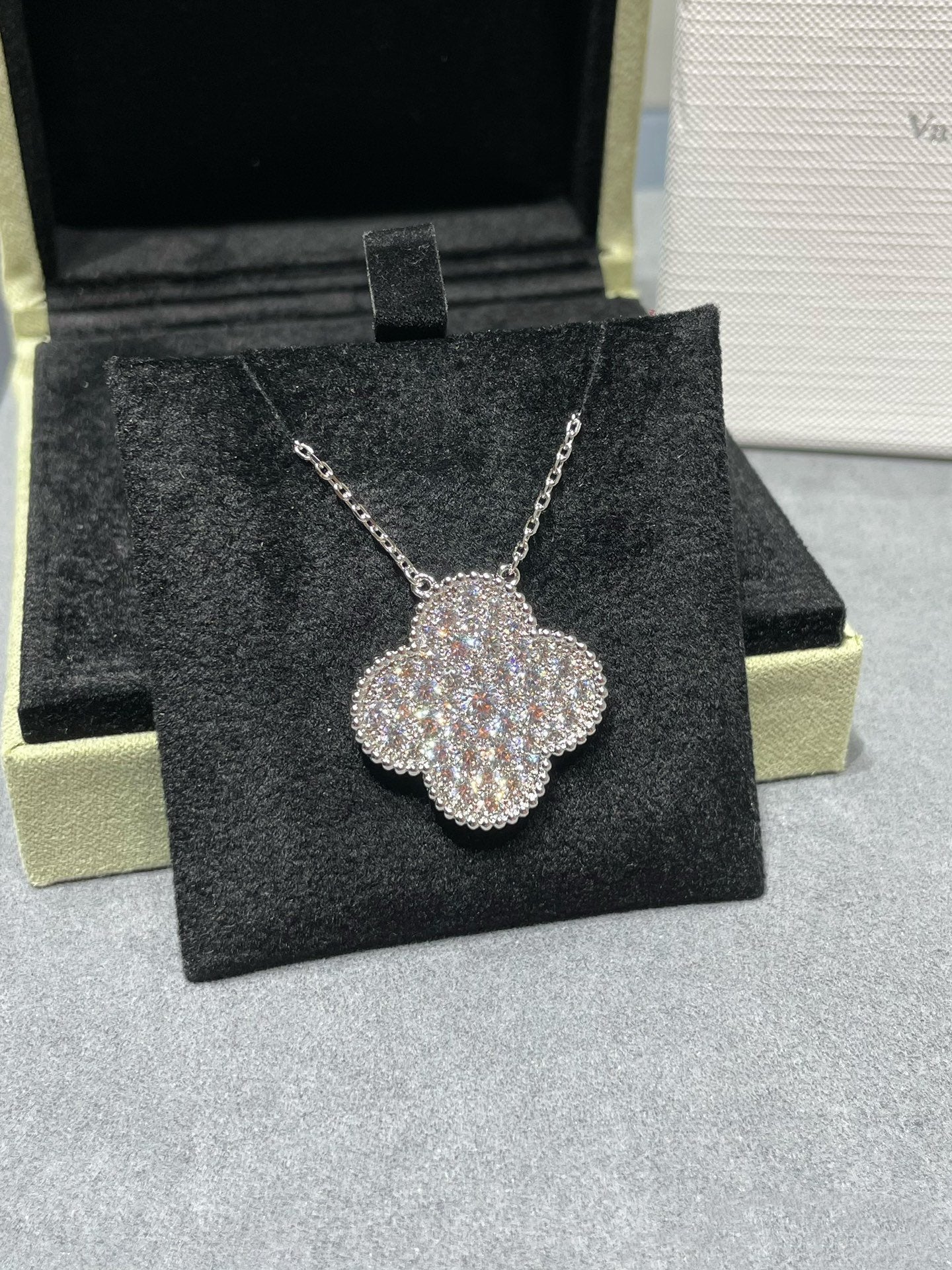 [Regal Jewels]CLOVER 25MM LARGE PENDANT DIAMOND PAVED SILVER NECKLACE