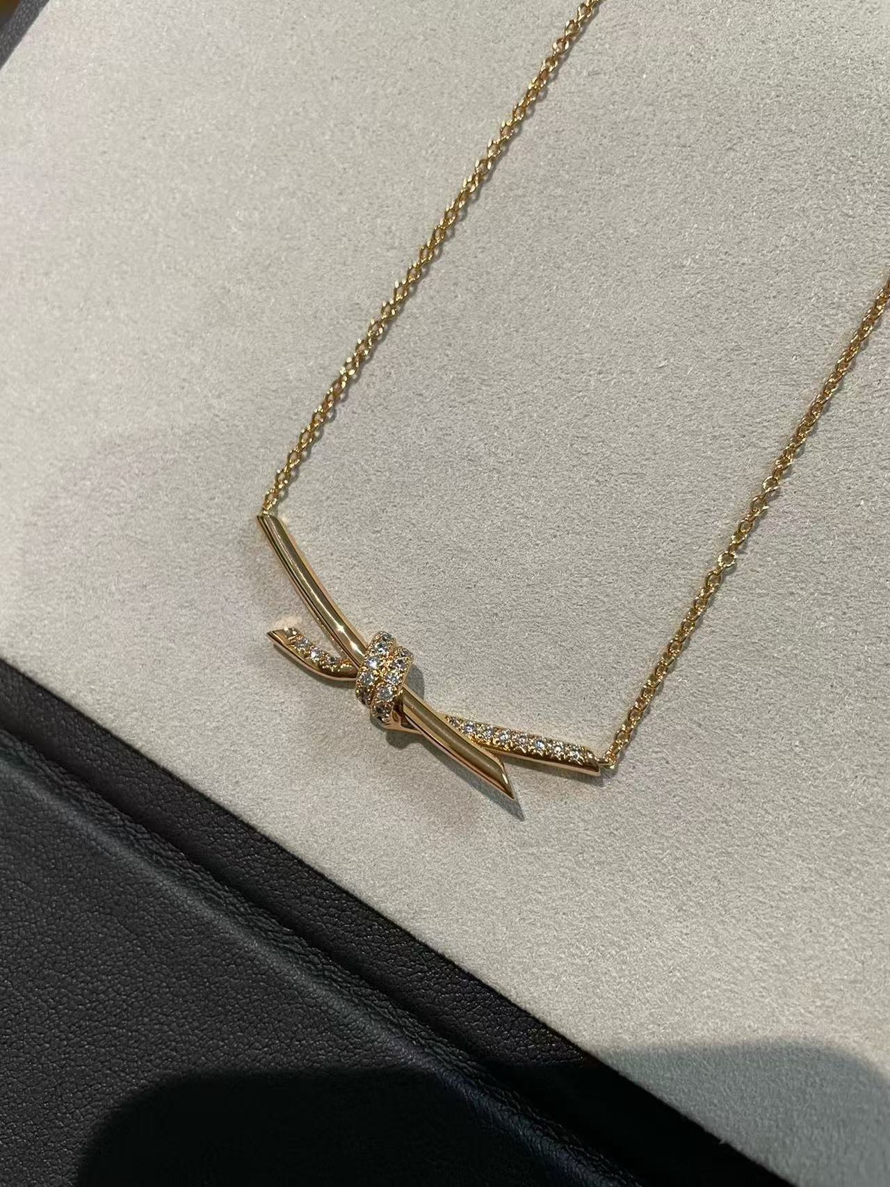 [Regal Jewels]T House Diamond-Studded Knot Necklace