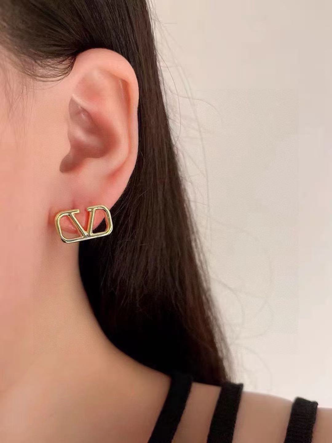 [Regal Jewels]Gold V-shaped stud earrings