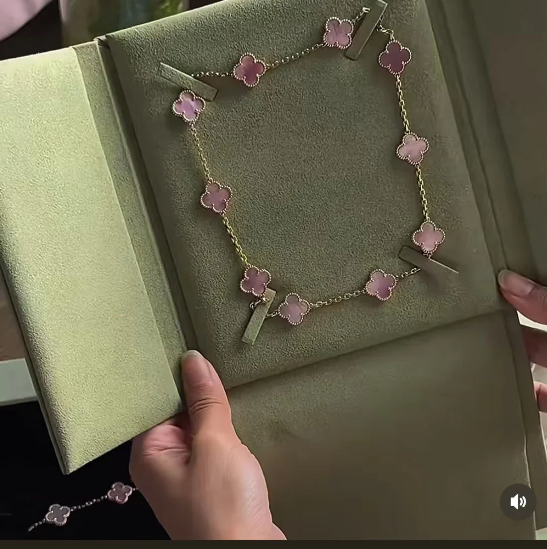 [Regal Jewels]Pink Necklace with Ten Clover Designs