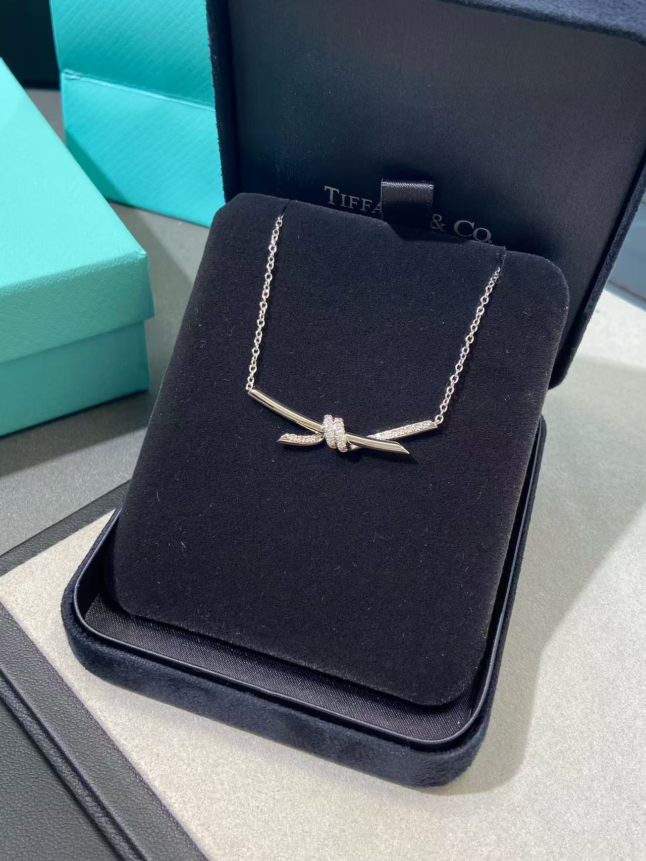 [Regal Jewels]T House Diamond-Studded Knot Necklace