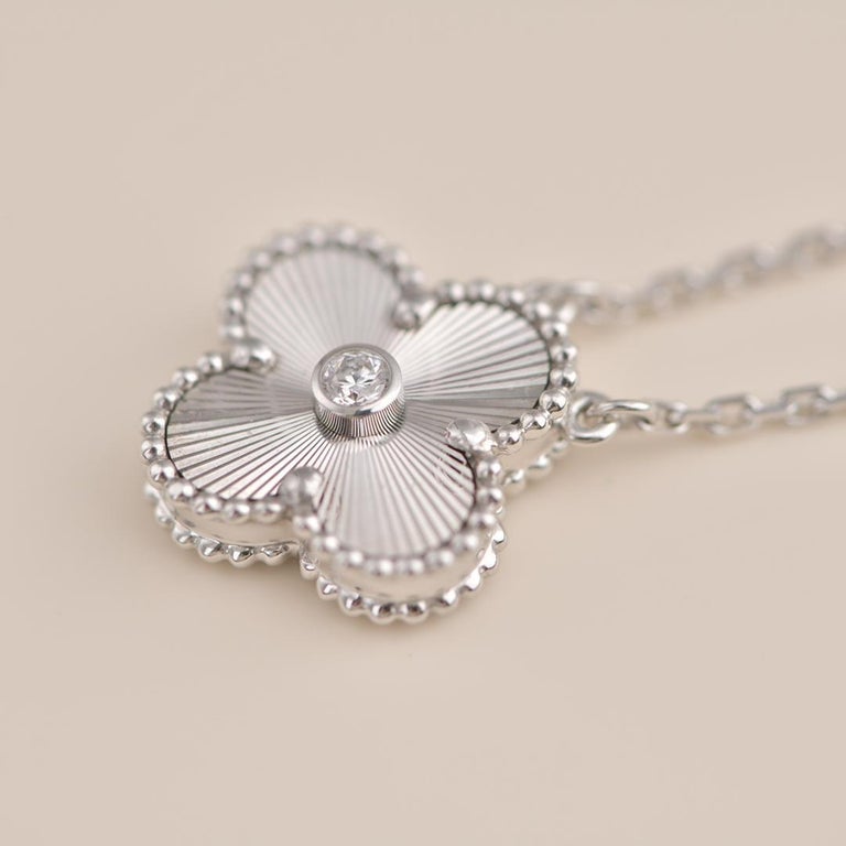 [Regal Jewels]CLOVER  15MM DIAMOND LASER NECKLACE SILVER