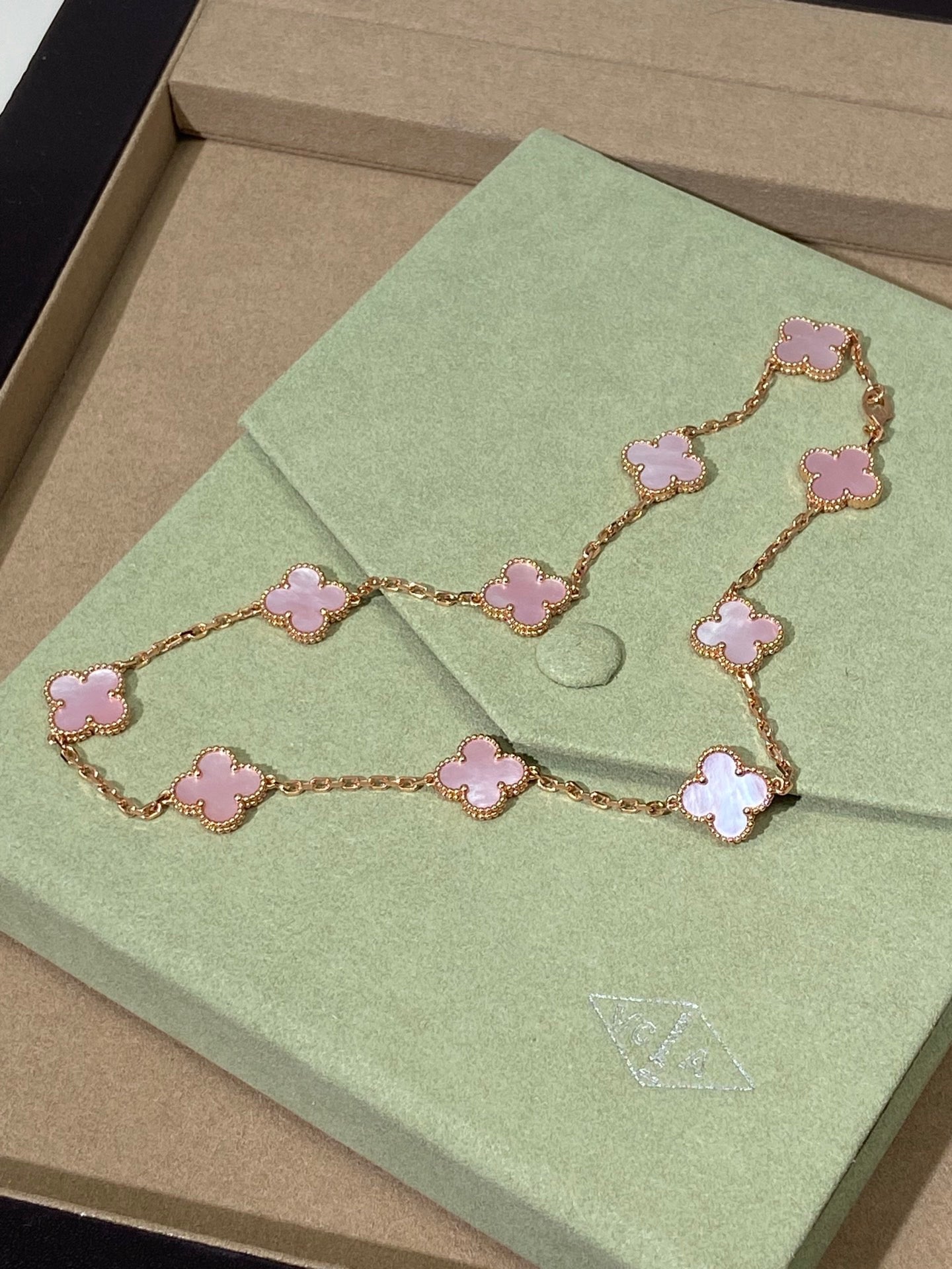 [Regal Jewels]Pink Necklace with Ten Clover Designs