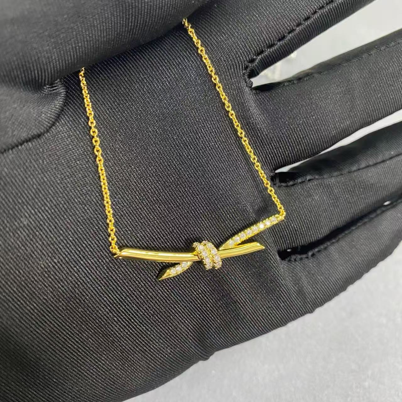 [Regal Jewels]T House Diamond-Studded Knot Necklace