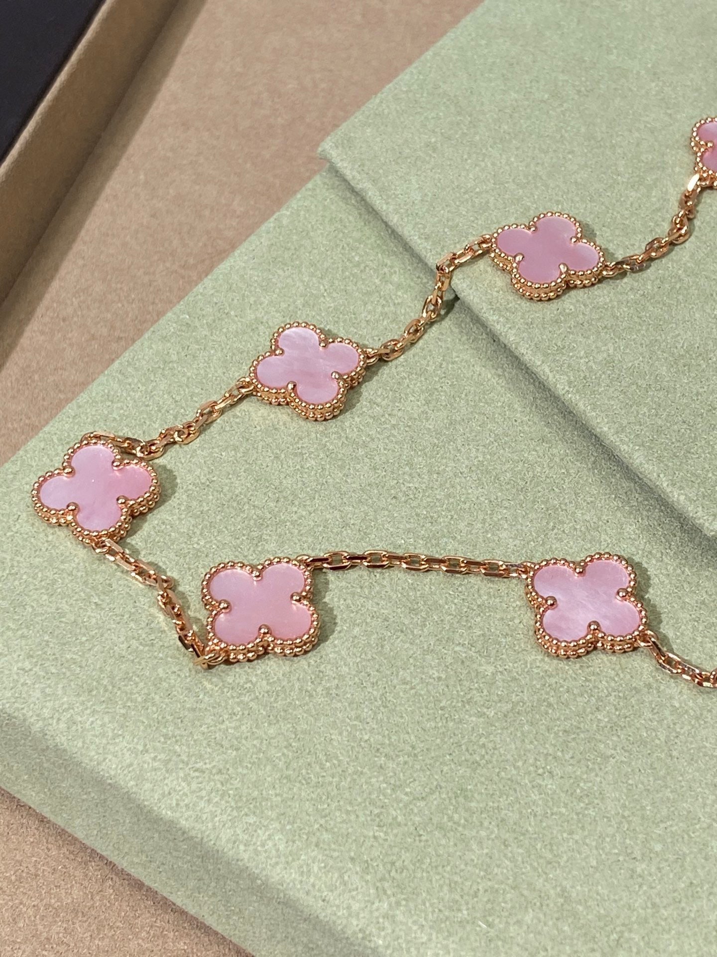 [Regal Jewels]Pink Necklace with Ten Clover Designs