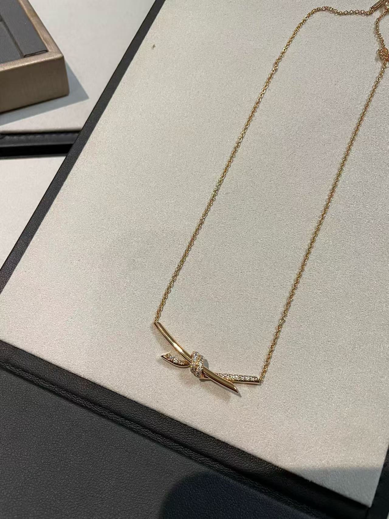 [Regal Jewels]T House Diamond-Studded Knot Necklace