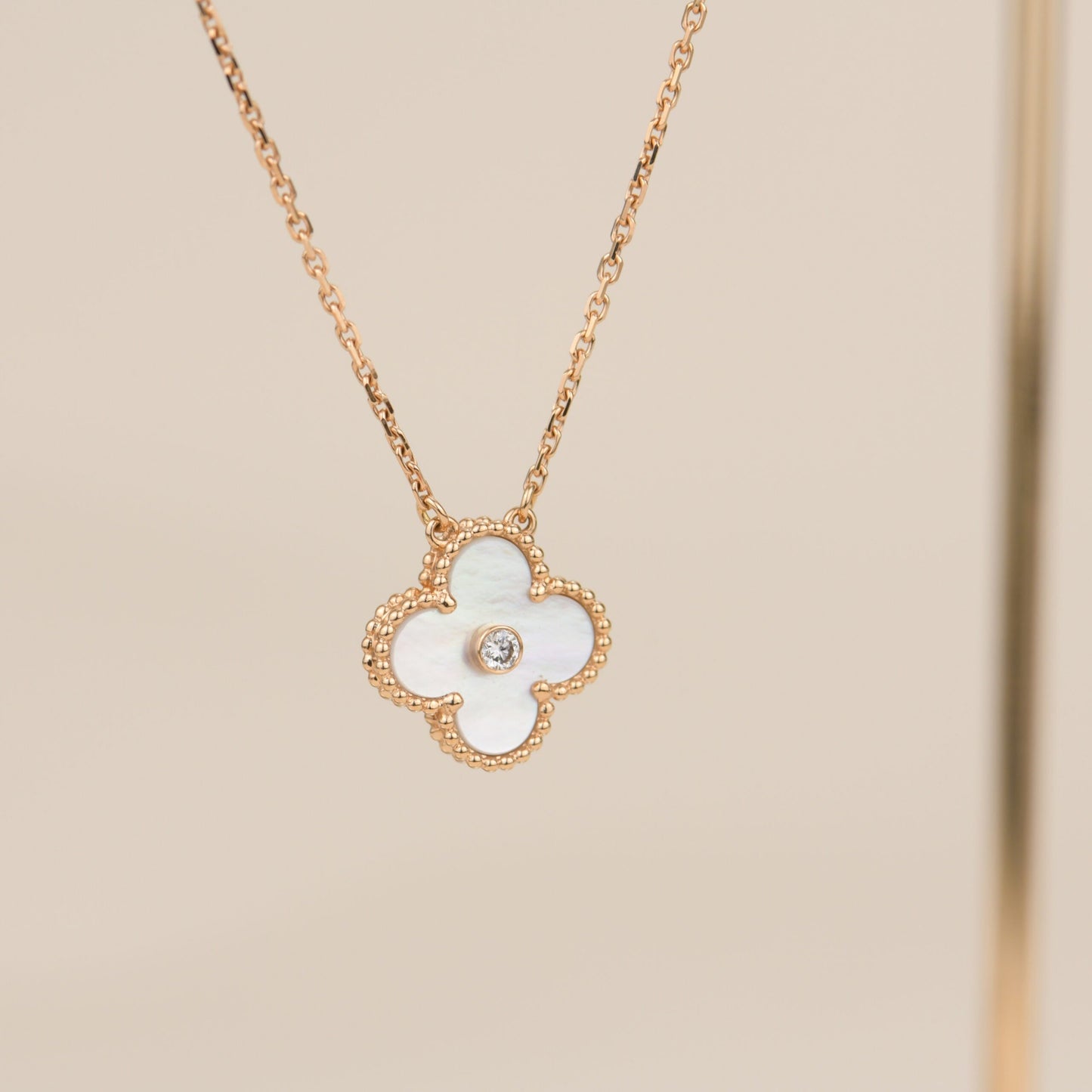 [Regal Jewels]CLOVER 15MM DIAMOND WHITE FRITILLARIA NECKLACE