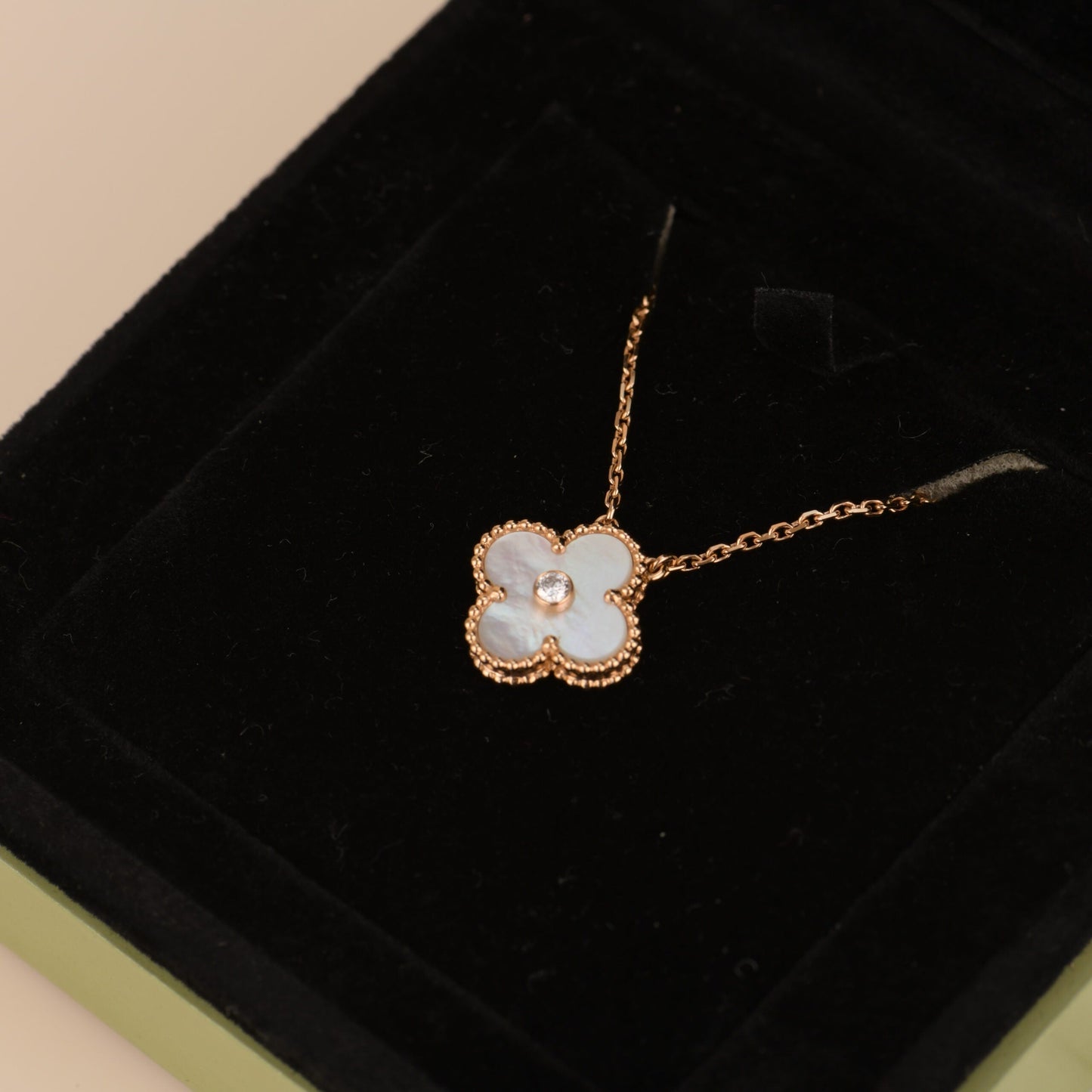 [Regal Jewels]CLOVER 15MM DIAMOND WHITE FRITILLARIA NECKLACE