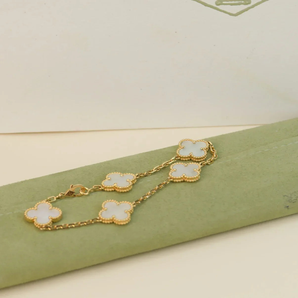[Regal Jewels]CLOVER WHITE PEARL MOP 5 MOTIF BRACELET COLLECTION