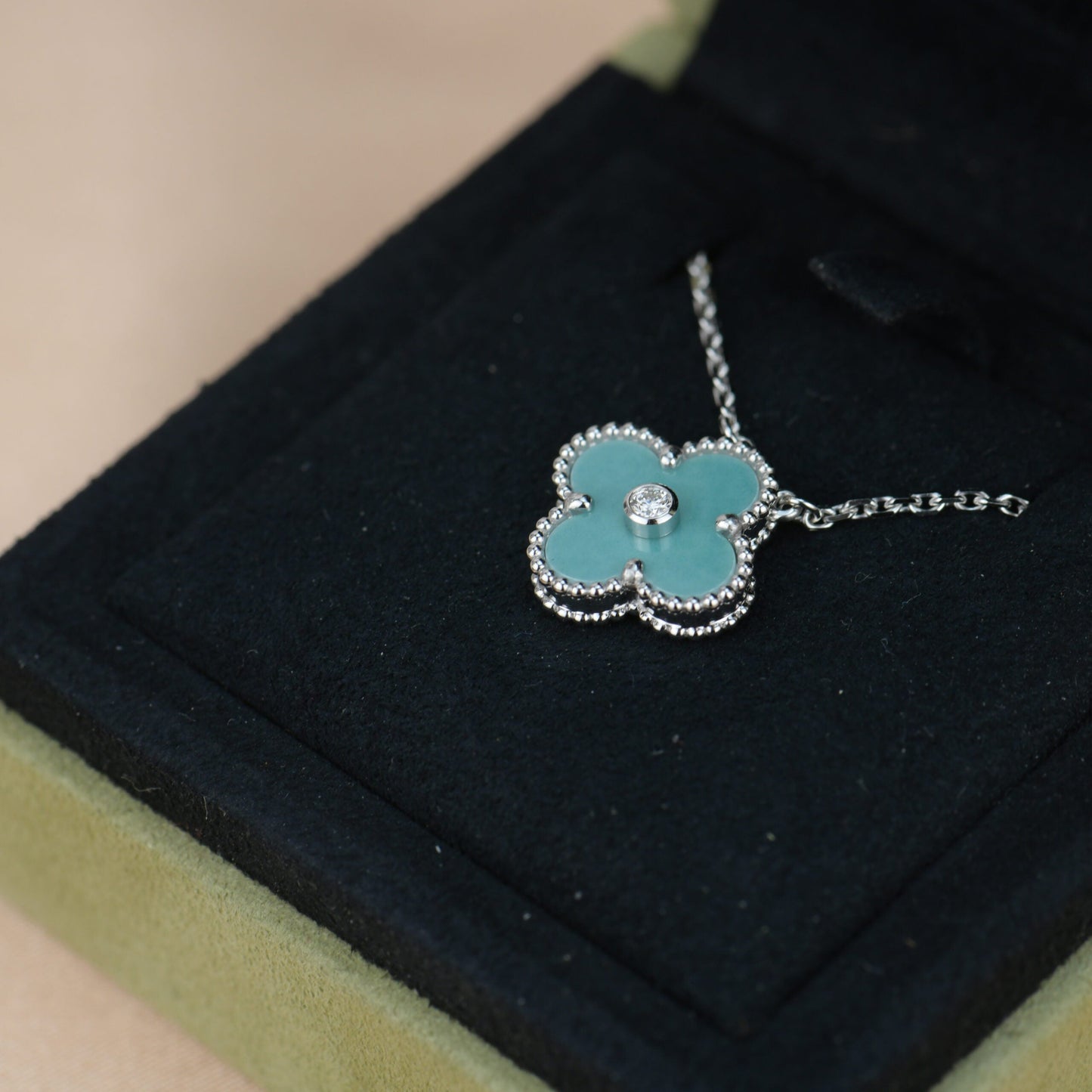 [Regal Jewels]CLOVER 15MM DIAMOND SVRES PORCELAIN  NECKLACE SILVER