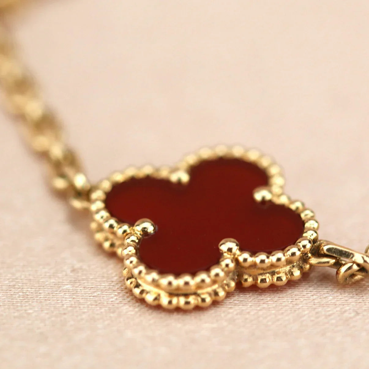 [Regal Jewels] CLOVER 5 MOTIF RED CORNELIAN BRACELET COLLECTION