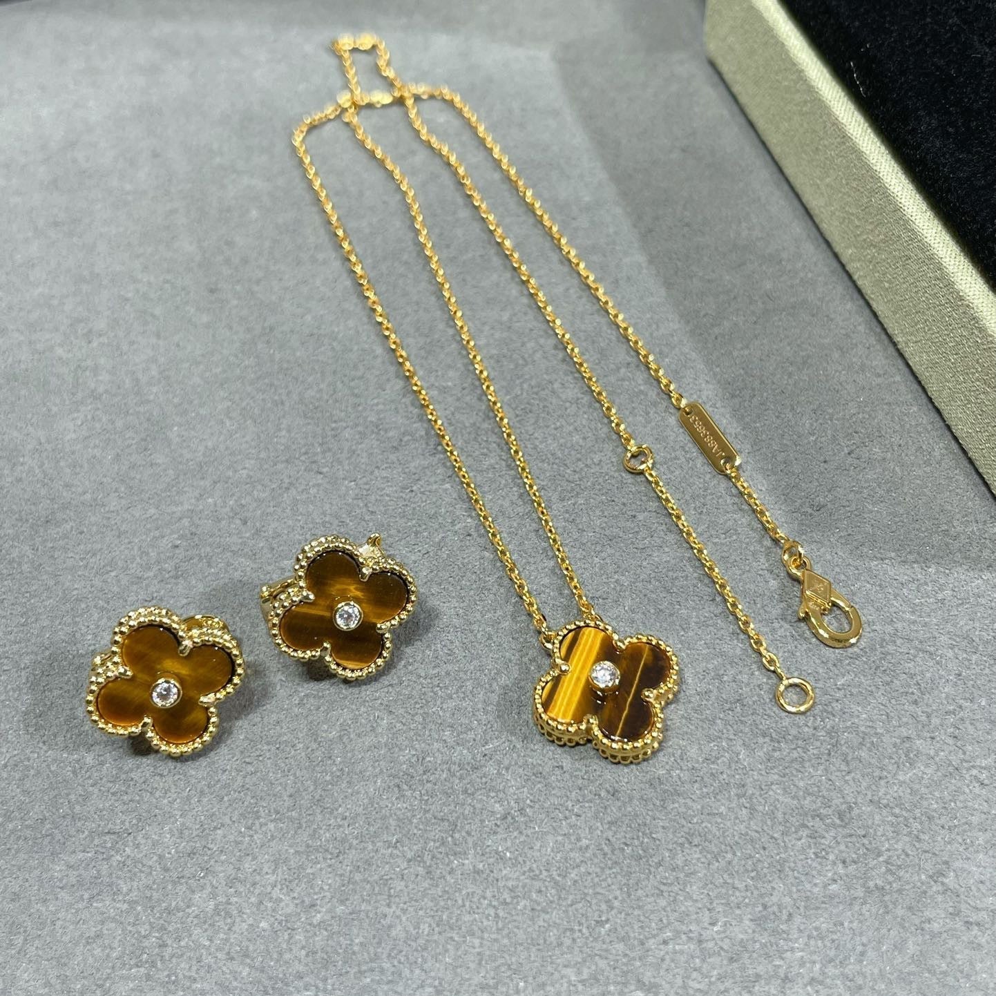 [Regal Jewels]CLOVER 15MM DIAMOND AND YELLOW TIGER'S EYE AGATE necklace