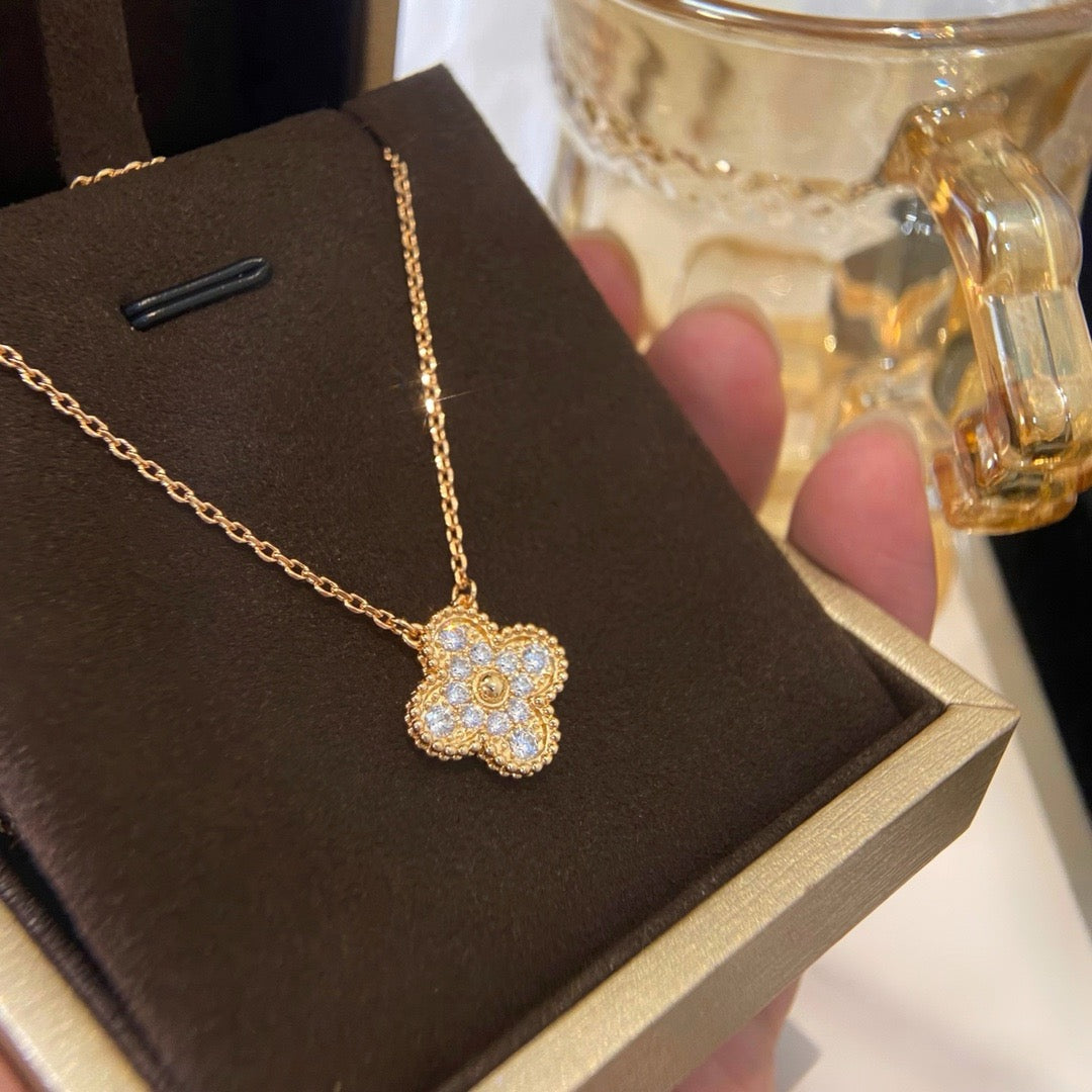 [Regal Jewels]CLOVER 15MM DIAMOND SINGLE FLOWER NECKLACE