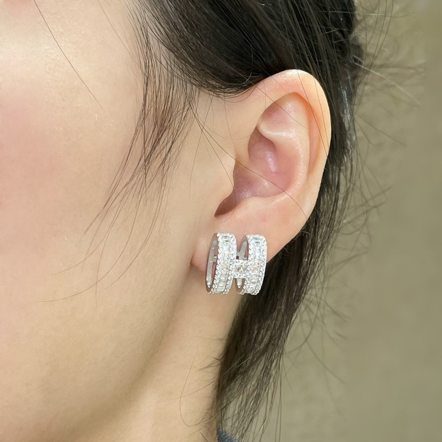 [Regal Jewels]H STUD EARRINGS WITH SILVER DIAMONDS