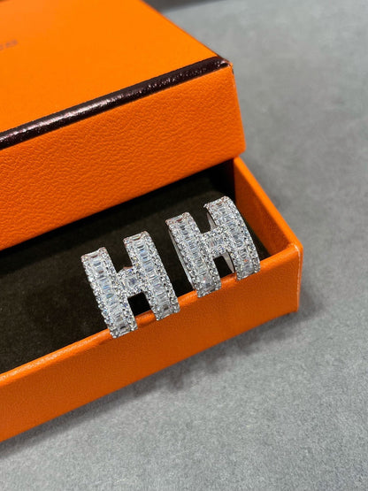 [Regal Jewels]H STUD EARRINGS WITH SILVER DIAMONDS