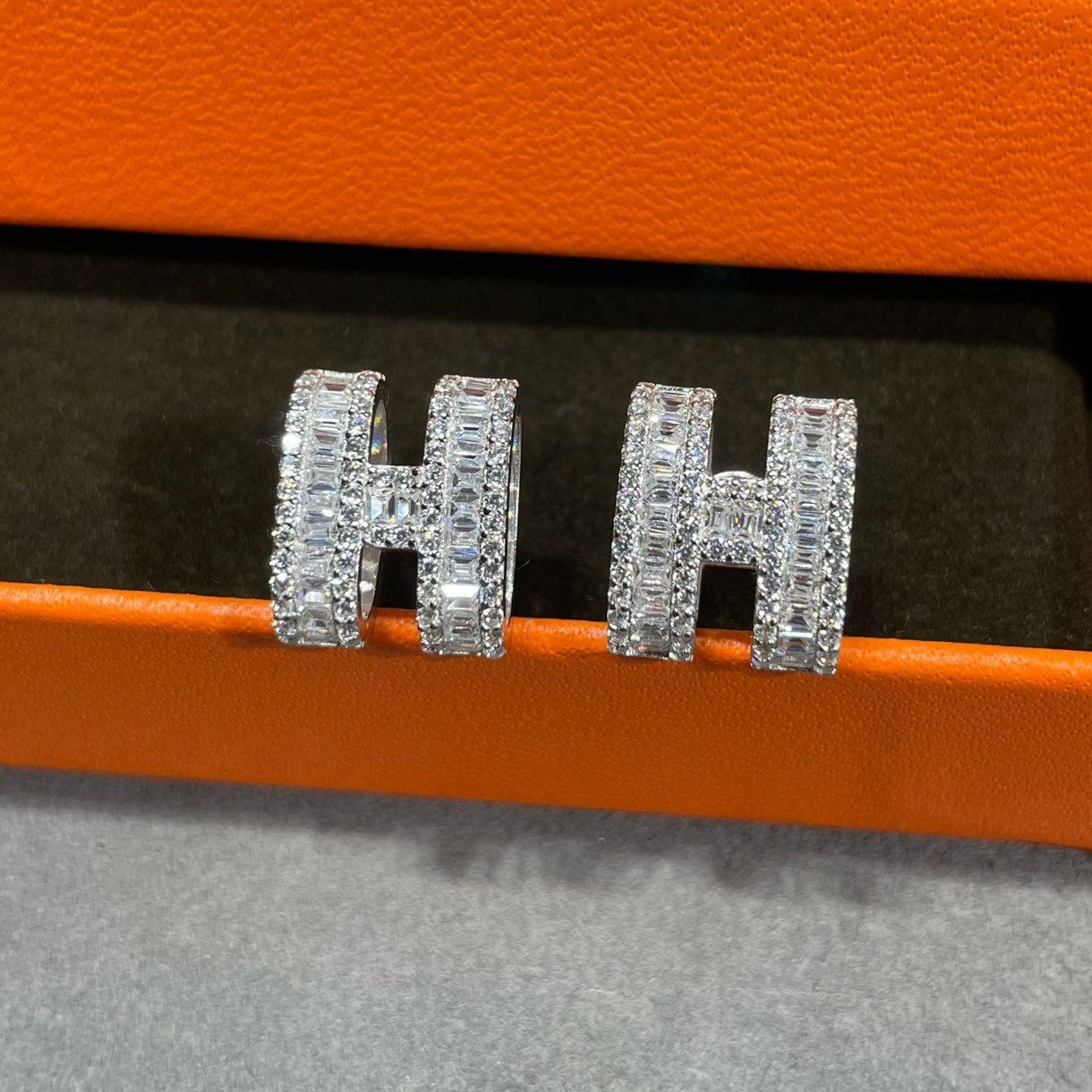 [Regal Jewels]H STUD EARRINGS WITH SILVER DIAMONDS