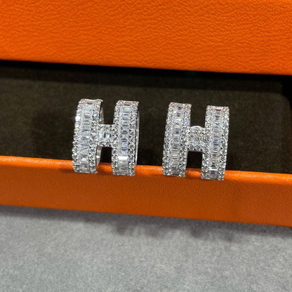 [Regal Jewels]H STUD EARRINGS WITH SILVER DIAMONDS
