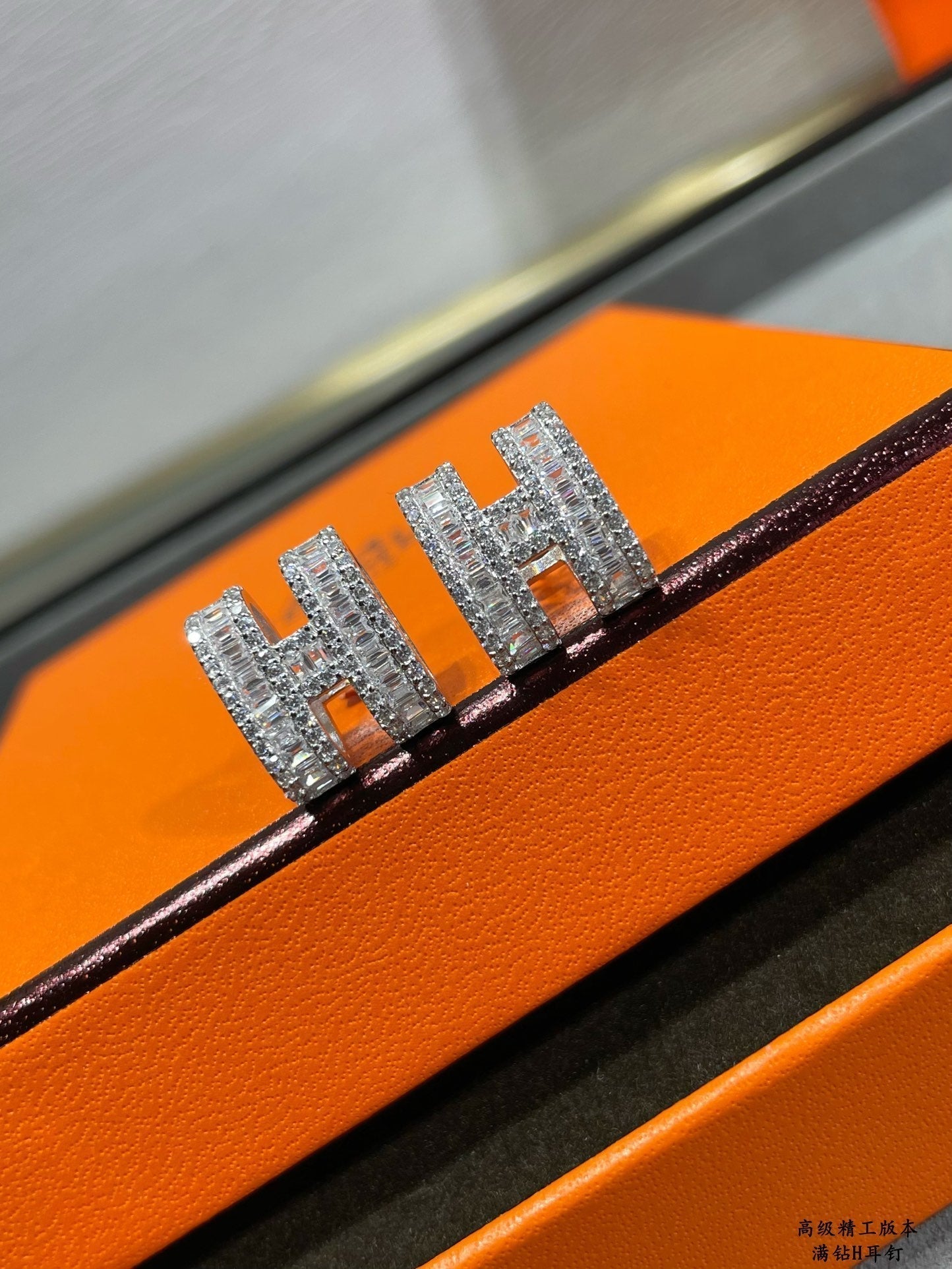 [Regal Jewels]H STUD EARRINGS WITH SILVER DIAMONDS