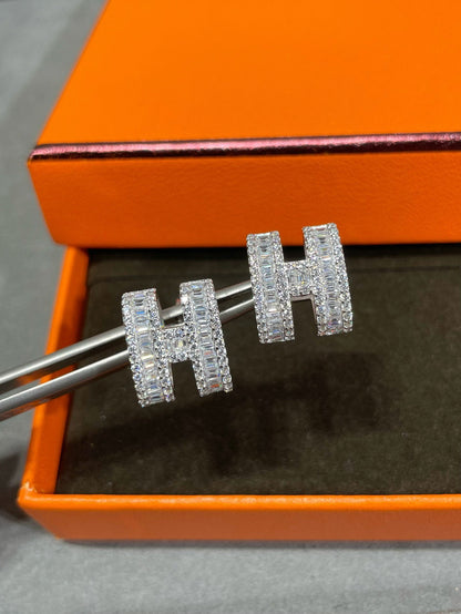 [Regal Jewels]H STUD EARRINGS WITH SILVER DIAMONDS