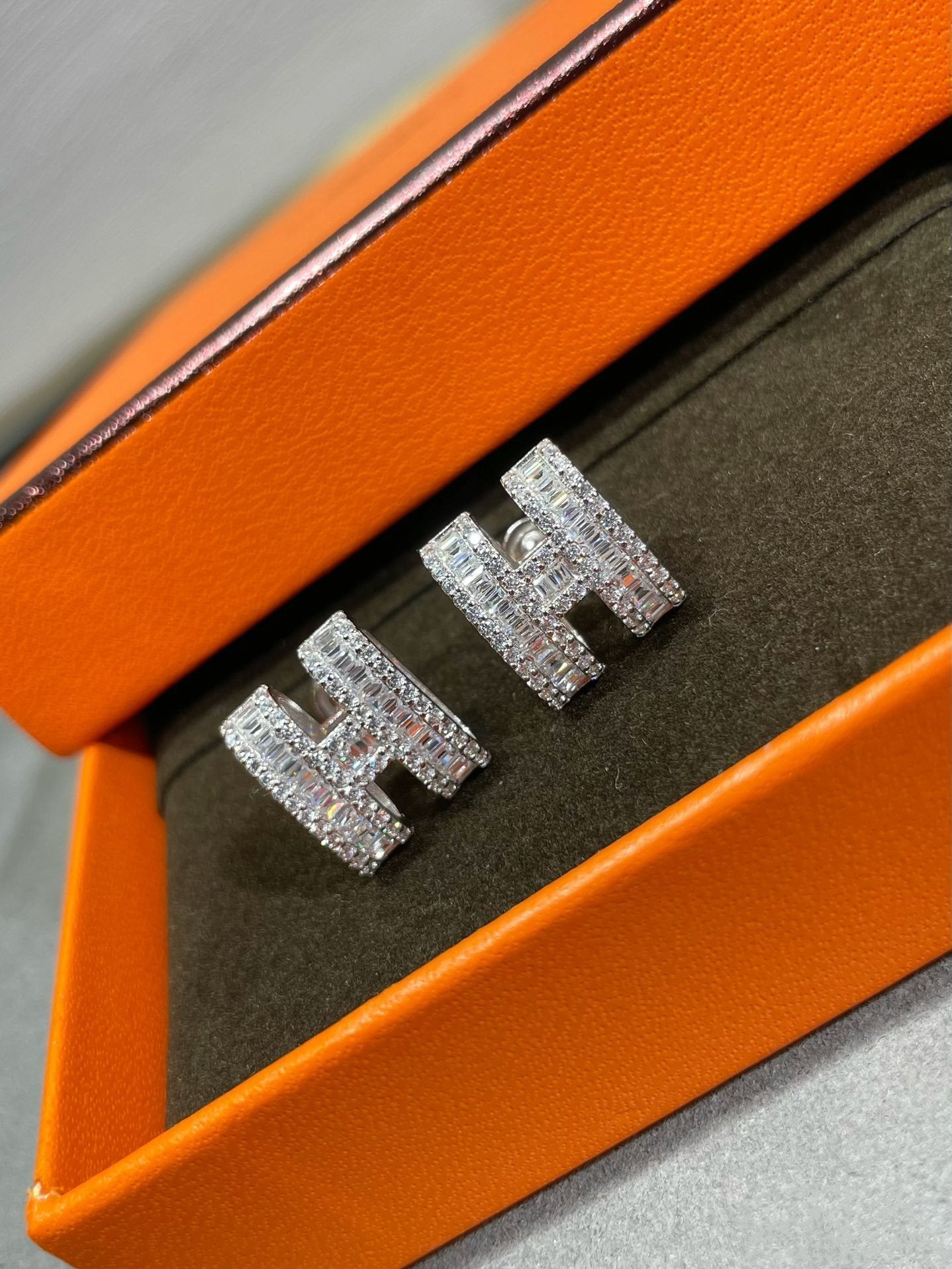 [Regal Jewels]H STUD EARRINGS WITH SILVER DIAMONDS