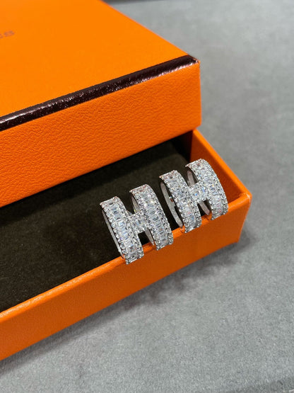 [Regal Jewels]H STUD EARRINGS WITH SILVER DIAMONDS