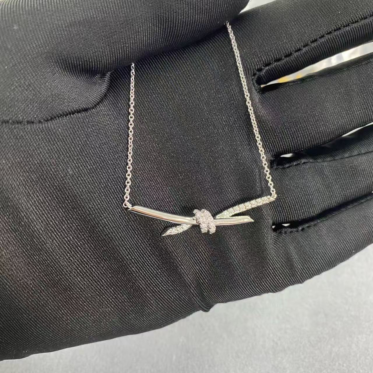 [Regal Jewels]T House Diamond-Studded Knot Necklace
