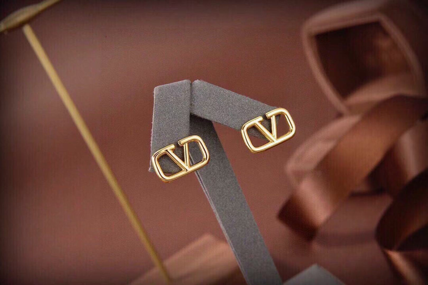 [Regal Jewels]Gold V-shaped stud earrings