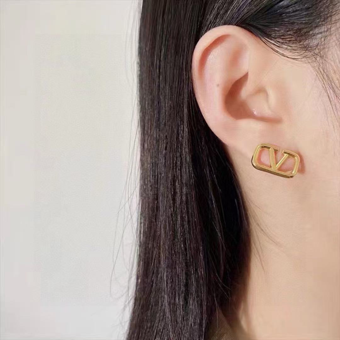 [Regal Jewels]Gold V-shaped stud earrings