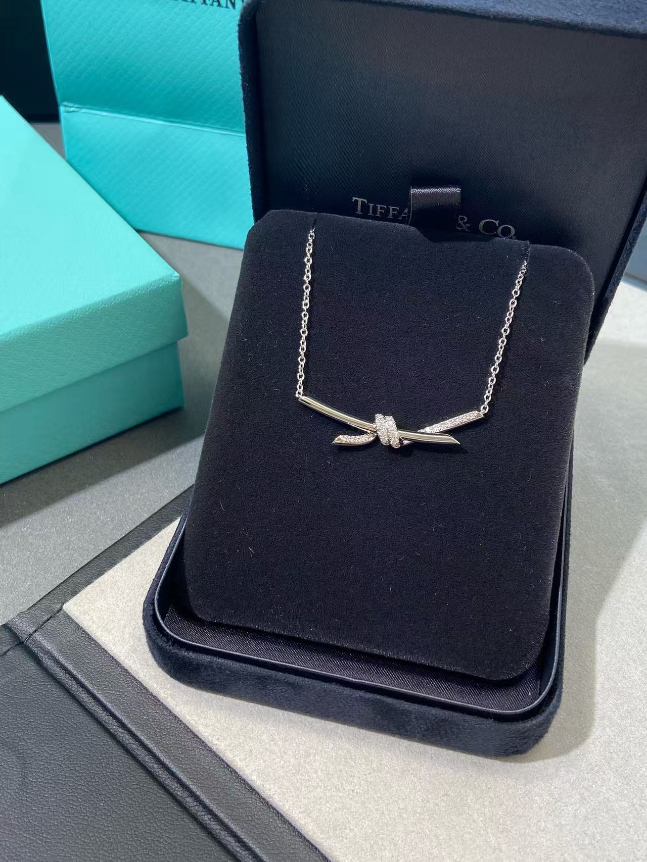 [Regal Jewels]T House Diamond-Studded Knot Necklace