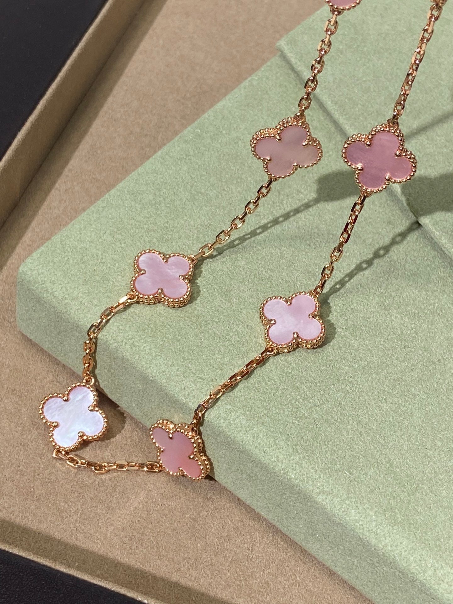 [Regal Jewels]Pink Necklace with Ten Clover Designs