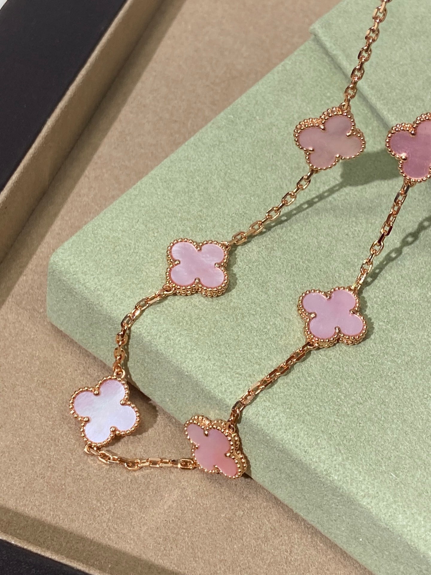 [Regal Jewels]Pink Necklace with Ten Clover Designs