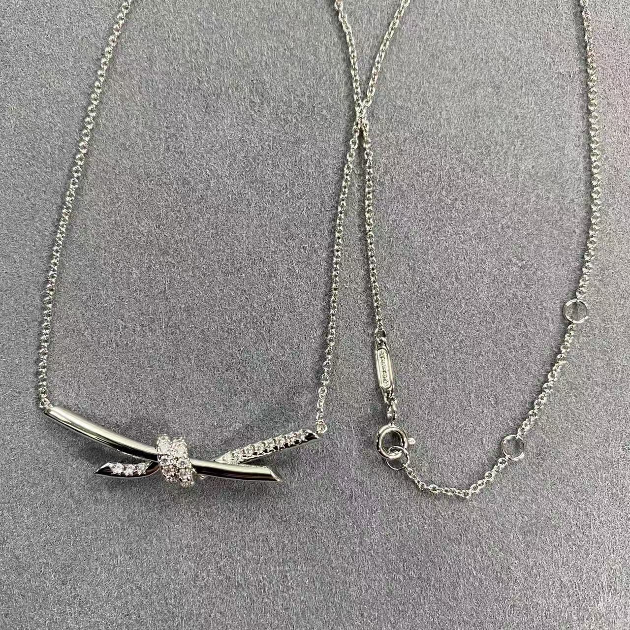 [Regal Jewels]T House Diamond-Studded Knot Necklace