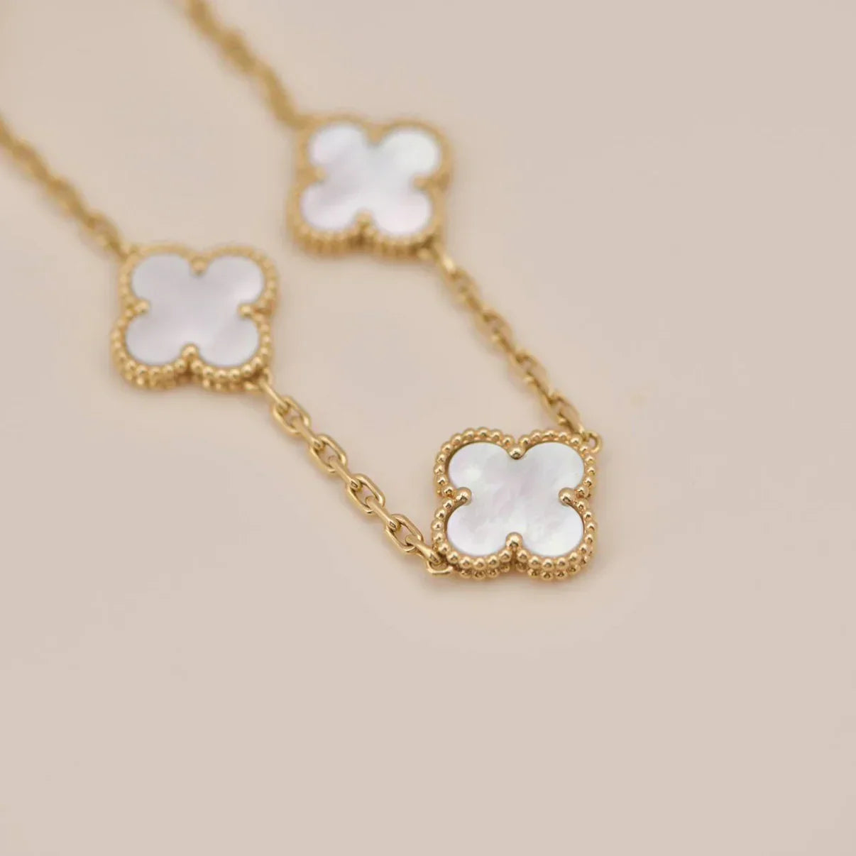 [Regal Jewels]CLOVER WHITE PEARL MOP 5 MOTIF BRACELET COLLECTION