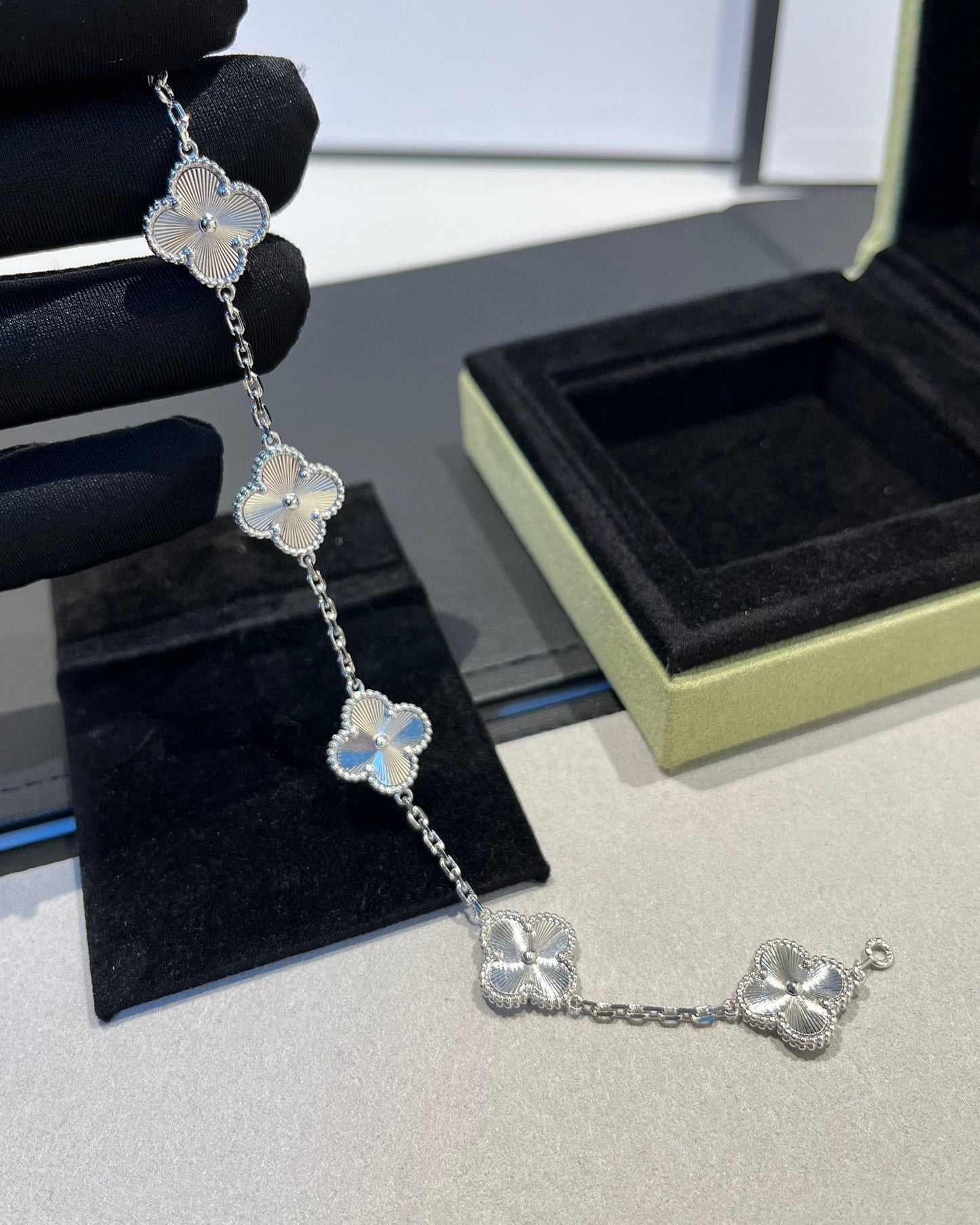 [Regal Jewels]CLOVER 5 MOTIF LASER BRACELET COLLECTION