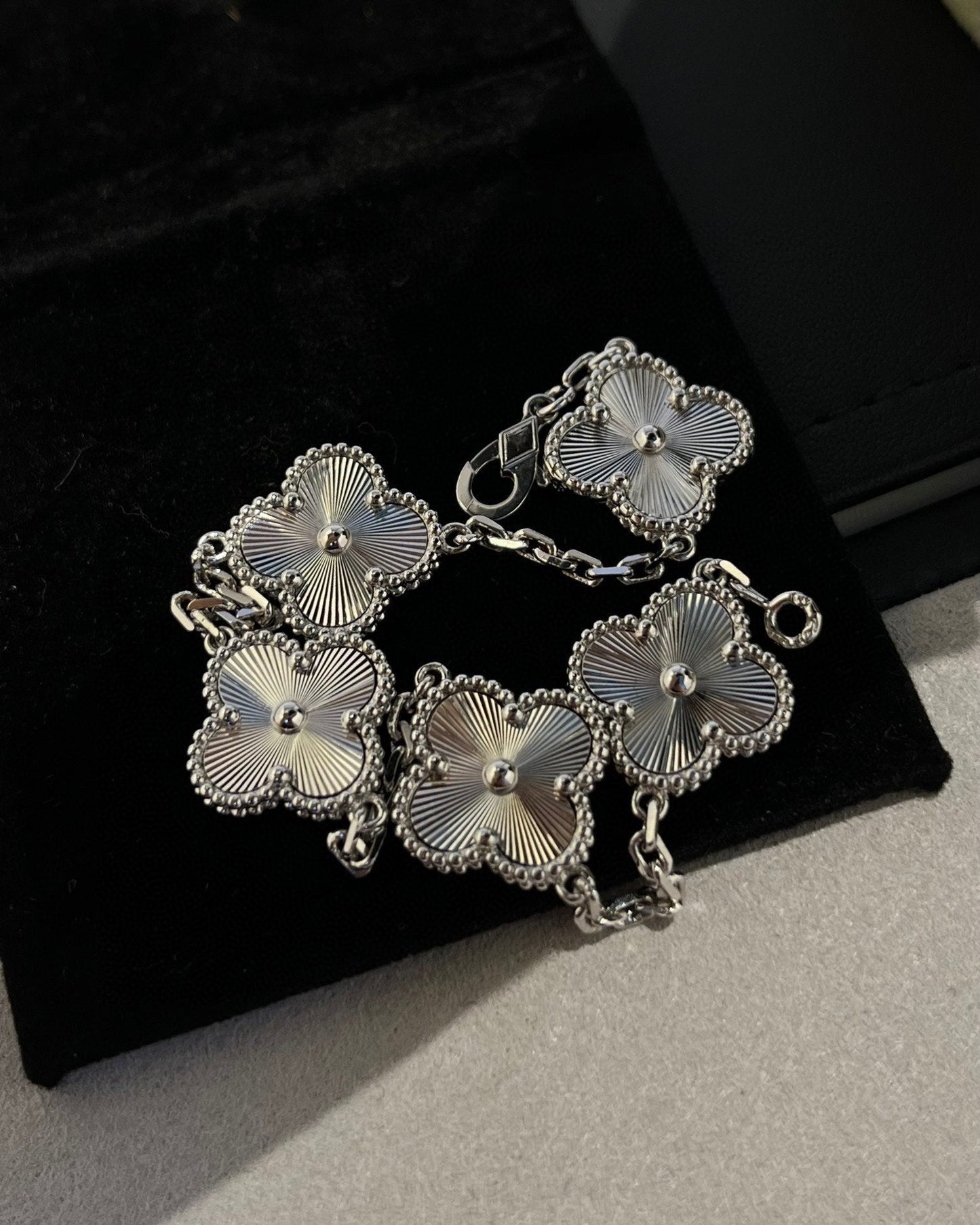 [Regal Jewels]CLOVER 5 MOTIF LASER BRACELET COLLECTION