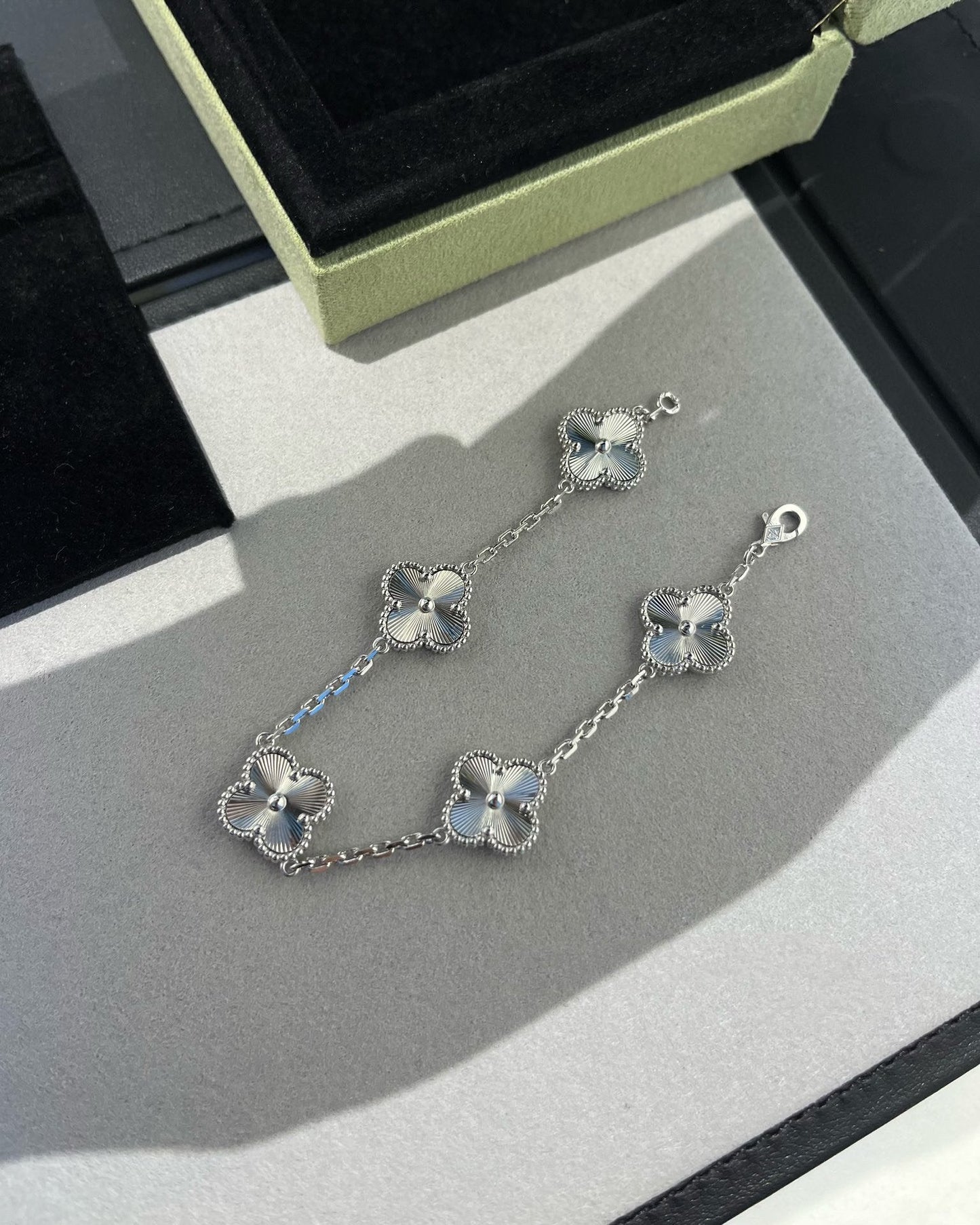 [Regal Jewels]CLOVER 5 MOTIF LASER BRACELET COLLECTION